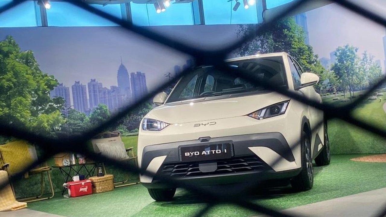 PT BYD Indonesia meluncurkan BYD Atto 1, mobil listrik termurah dengan desain compact dan modern. Penasaran dengan fitur canggih dan harganya yang terjangkau?