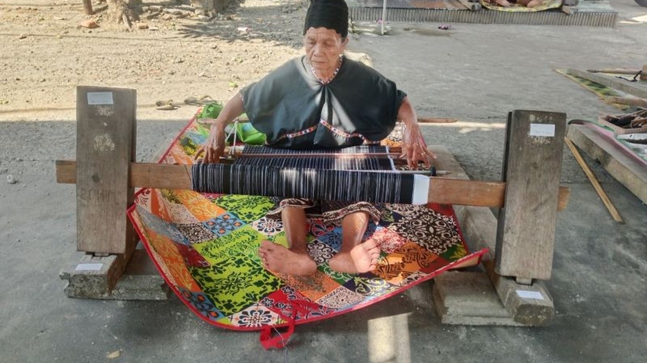 Ribuan penenun berkumpul di Lombok Tengah dalam Festival Menenun Begawe Jelo Nyesek, sebuah inisiatif Bupati untuk melestarikan budaya dan menggerakkan ekonomi lokal. Akankah tradisi ini mampu mengangkat kesejahteraan masyarakat?