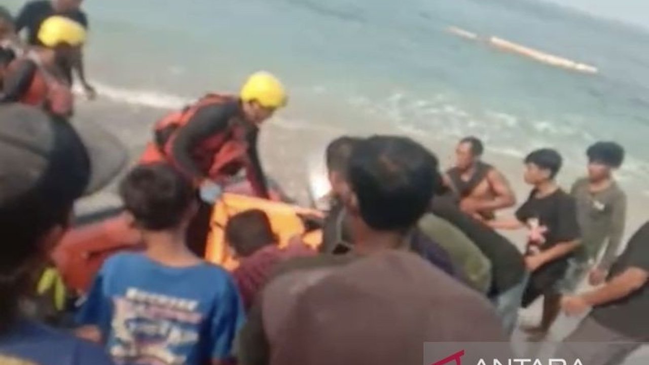 Dua remaja yang dilaporkan hilang saat memancing di Pantai Lampung Selatan akhirnya ditemukan dalam kondisi meninggal dunia. Simak kronologi lengkap tragedi memilukan ini.