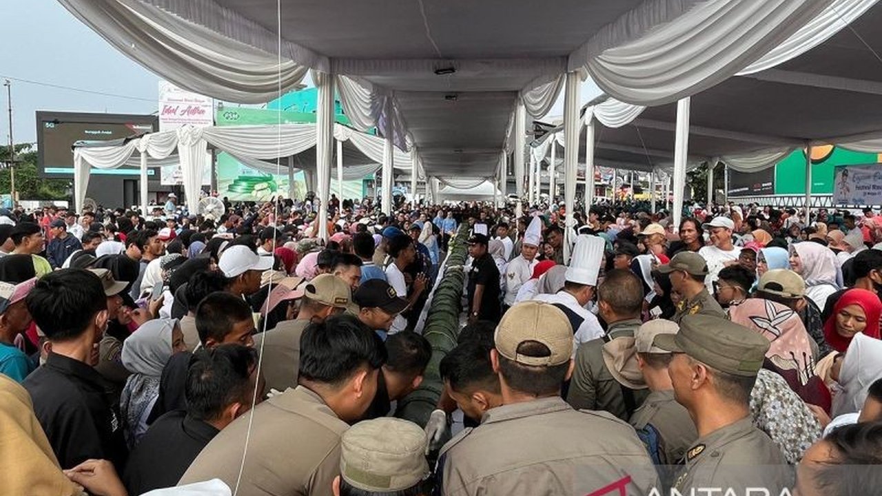 Bandarlampung berhasil memecahkan rekor Museum Rekor Dunia Indonesia (MURI) dengan membuat sekubal terbesar di dunia sepanjang 25 meter, sebuah pencapaian yang melestarikan budaya dan mempromosikan daerah.