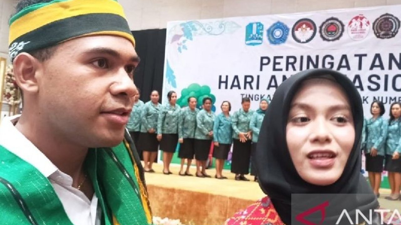 Duta GenRe Biak, Raja Runaweri dan Radia, aktif mengedukasi remaja tentang bahaya pernikahan dini, narkoba, dan HIV/AIDS. Simak strategi mereka!