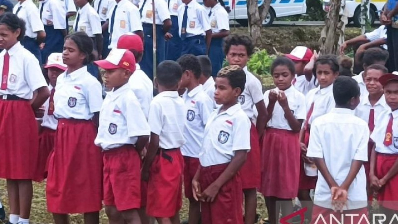 Pemerintah Kabupaten Biak Numfor menjadikan Revitalisasi Bahasa Biak sebagai muatan lokal di sekolah. Upaya ini berhasil membuat Bupati meraih penghargaan, sekaligus menjaga bahasa daerah dari kepunahan.