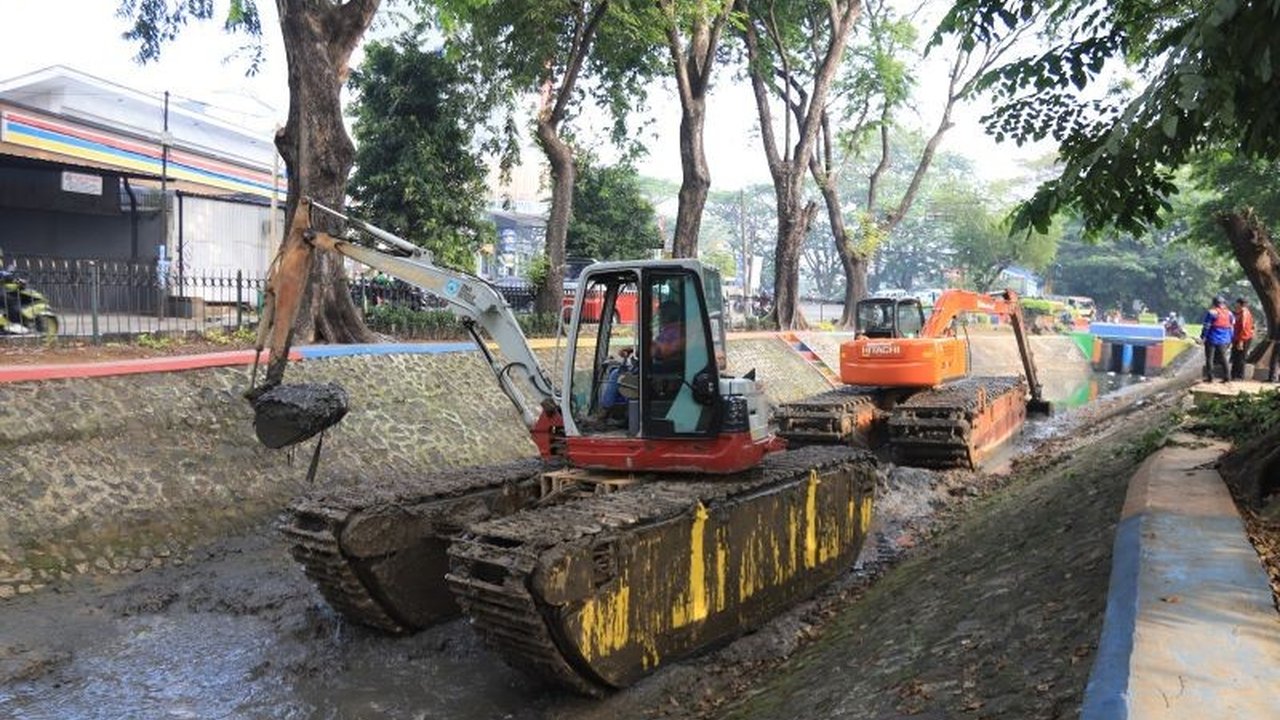 Dinas PUPR Kota Tangerang giat melakukan normalisasi irigasi di depan Lapangan Ahmad Yani. Upaya ini krusial dalam mencegah banjir dan memastikan kelancaran aliran air menuju Sungai Cisadane.