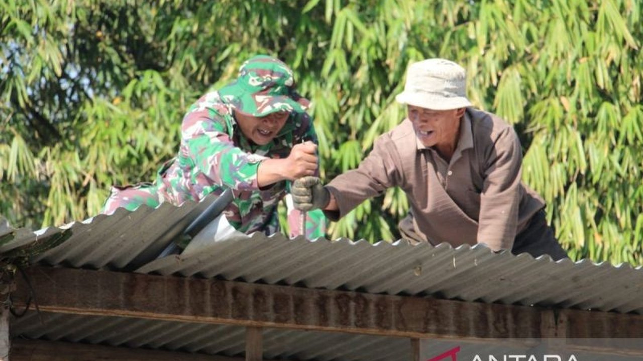 Semangat Gotong Royong TMMD 125 Temanggung terlihat nyata di Desa Banaran, Tembarak, saat warga bersama TNI membangun pos kamling. Apa makna di balik kolaborasi ini?
