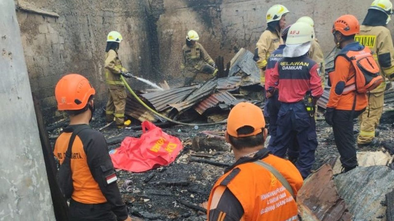 Peristiwa Kebakaran Jagakarsa pada Minggu pagi menelan korban jiwa seorang wanita. Diduga akibat korsleting listrik, insiden ini menyisakan duka mendalam.