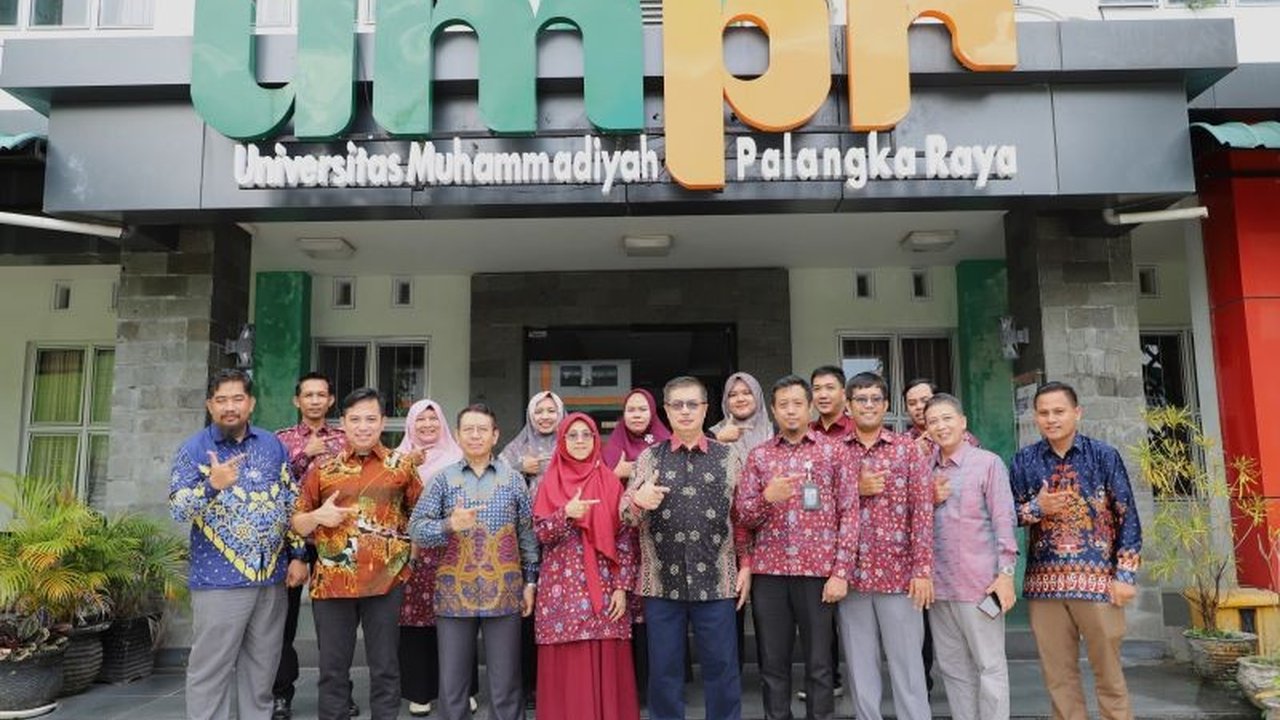Universitas Muhammadiyah Palangkaraya (UMPR) bersama guru SMA Muhammadiyah Kalteng berkolaborasi memperkuat AI dalam pembelajaran, khususnya untuk meningkatkan kemampuan menulis siswa. Bagaimana AI mengubah metode pengajaran?