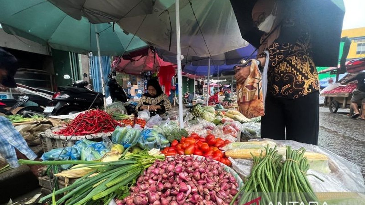 Badan Pangan Nasional (Bapanas) merilis data terbaru Harga Pangan Nasional. Cabai rawit dan bawang merah menunjukkan penurunan, namun bagaimana dengan komoditas esensial lainnya? Simak selengkapnya!