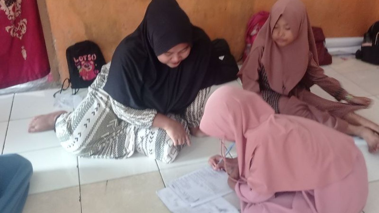 Selama 22 tahun, sebuah madrasah di Pandeglang tetap beroperasi tanpa meja kursi. Kisah inspiratif tentang semangat belajar di Madrasah Tanpa Meja Kursi Pandeglang ini patut disimak.