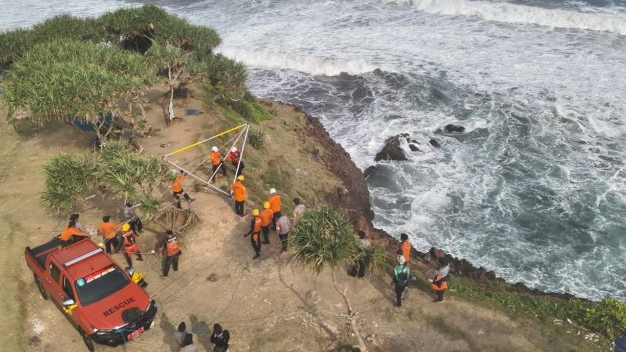 Operasi pencarian dua mahasiswa hilang di Pantai Puncak Guha Garut resmi dihentikan setelah tujuh hari. Mengapa tim SAR menghentikannya dan bagaimana nasib korban selanjutnya?
