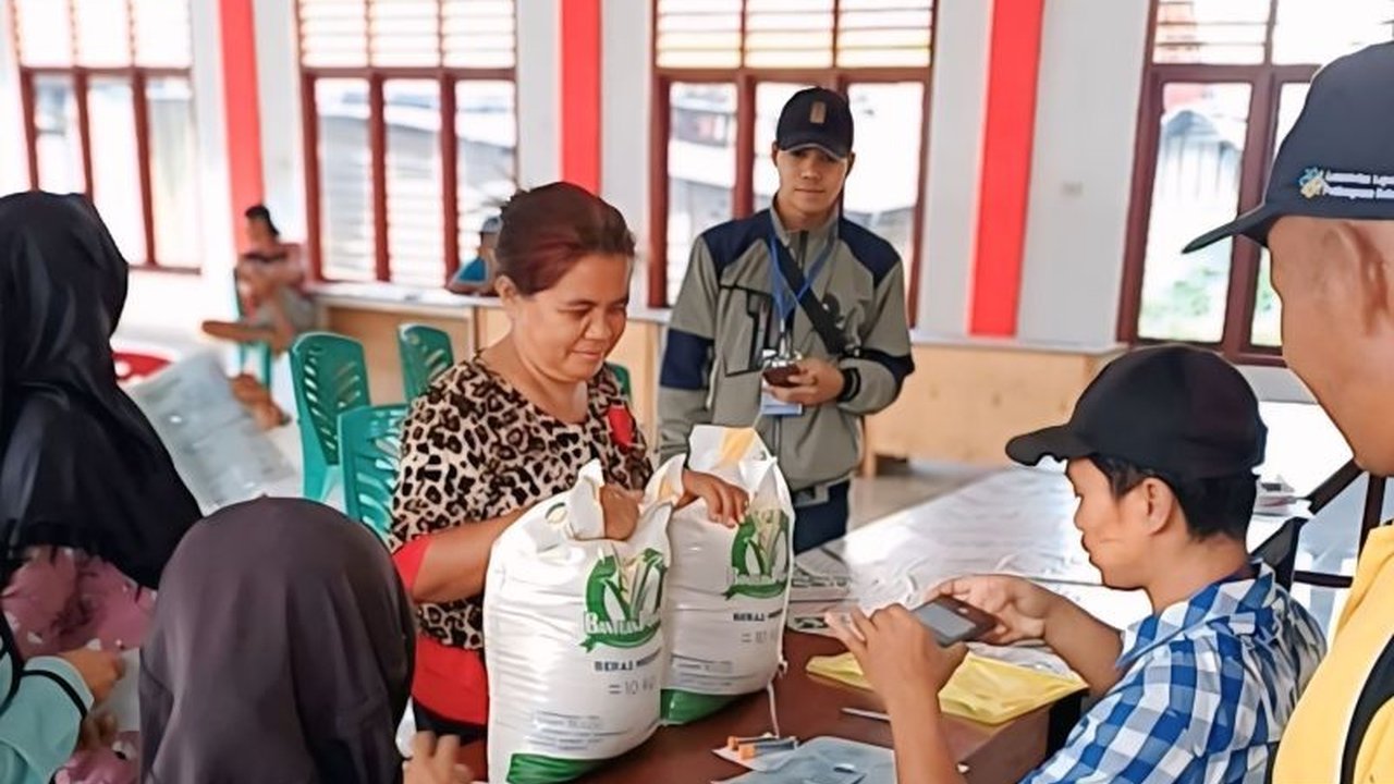 Perum Bulog salurkan 686 ton Beras Bantuan Pangan kepada 34.306 keluarga di OKU Timur. Program ini bertujuan meringankan beban masyarakat dan menekan harga beras.