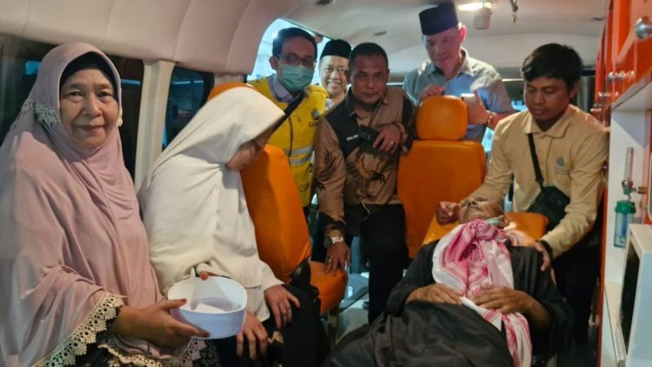 Seorang haji Lampung akhirnya pulang ke Tanah Air setelah menjalani perawatan intensif lebih dari sebulan di Madinah, Arab Saudi. Simak detail kepulangannya.