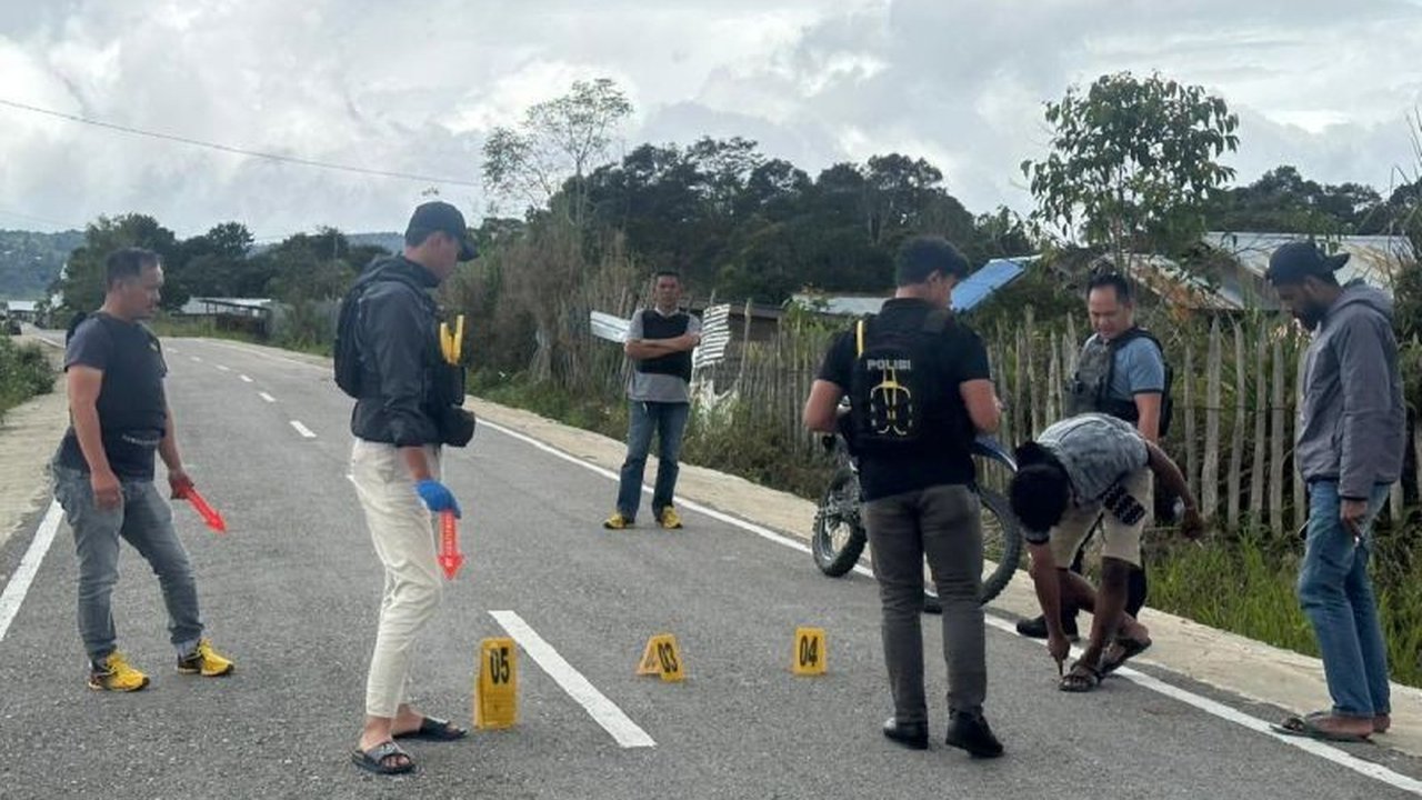 Seorang tukang ojek di Deiyai, Aris Munandar, menjadi korban penganiayaan oleh orang tak dikenal. Satgas Damai Cartenz kini selidiki insiden tragis ini. Apa motif di baliknya?