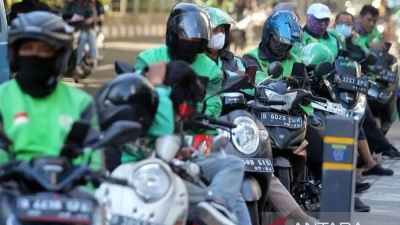Industri Ojol memerlukan regulasi komprehensif demi melindungi semua pihak. Ekonom menyoroti risiko penurunan komisi bagi ekosistem transportasi online.