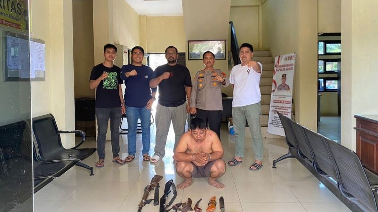Seorang pengemudi senpi rakitan berhasil diamankan Polres Bungo, Jambi, setelah kedapatan membawa dua pucuk senjata api laras panjang dan amunisi. Apa motifnya?