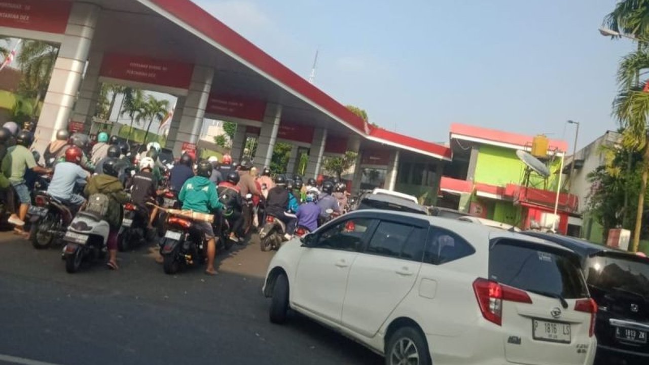 Fakta Unik Antrean SPBU Jember: Distribusi BBM Tersendat Akibat Penutupan Jalur Gumitir, Warga Rela Beli Eceran Lebih Mahal