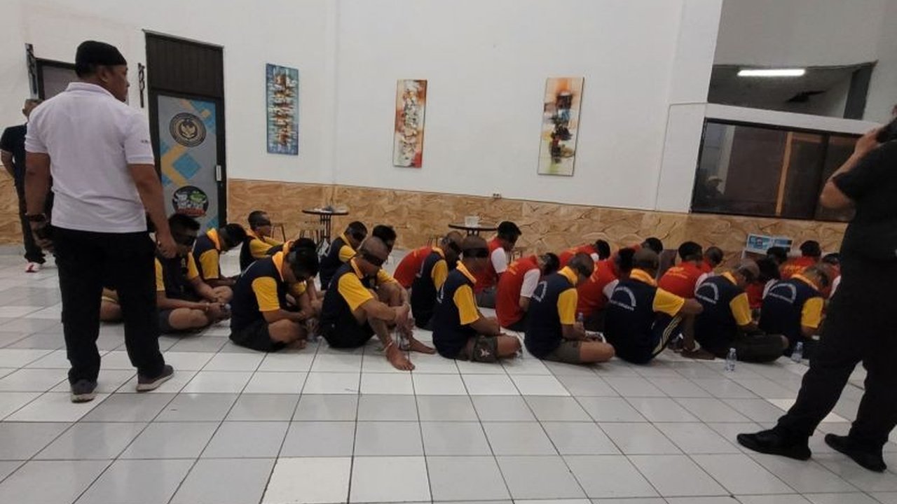 Sebanyak 37 narapidana berisiko tinggi dari Jawa Timur dipindahkan ke Lapas Super Maksimum Nusakambangan demi keamanan dan pembinaan yang lebih ketat.