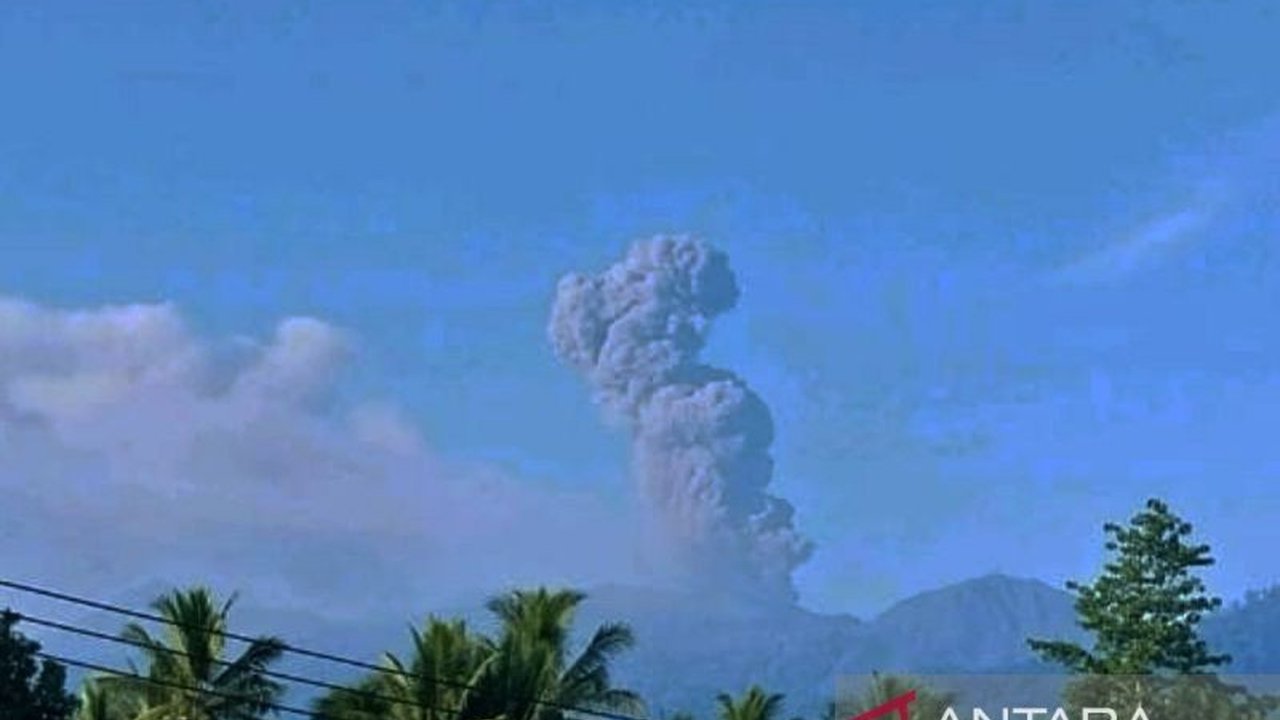 Gunung Dukono kembali meletus, menyemburkan abu vulkanik setinggi 3.000 meter. Simak dampak dan imbauan penting bagi warga sekitar!
