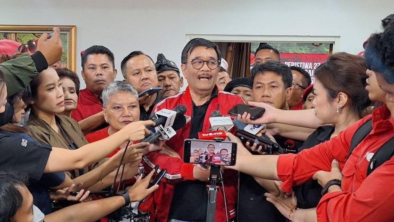 Ketua DPP PDIP Djarot Saiful Hidayat ungkap Kongres PDIP 2025 akan digelar tahun ini. Keputusan jadwal dan nasib Sekjen Hasto Kristiyanto di tangan Megawati.