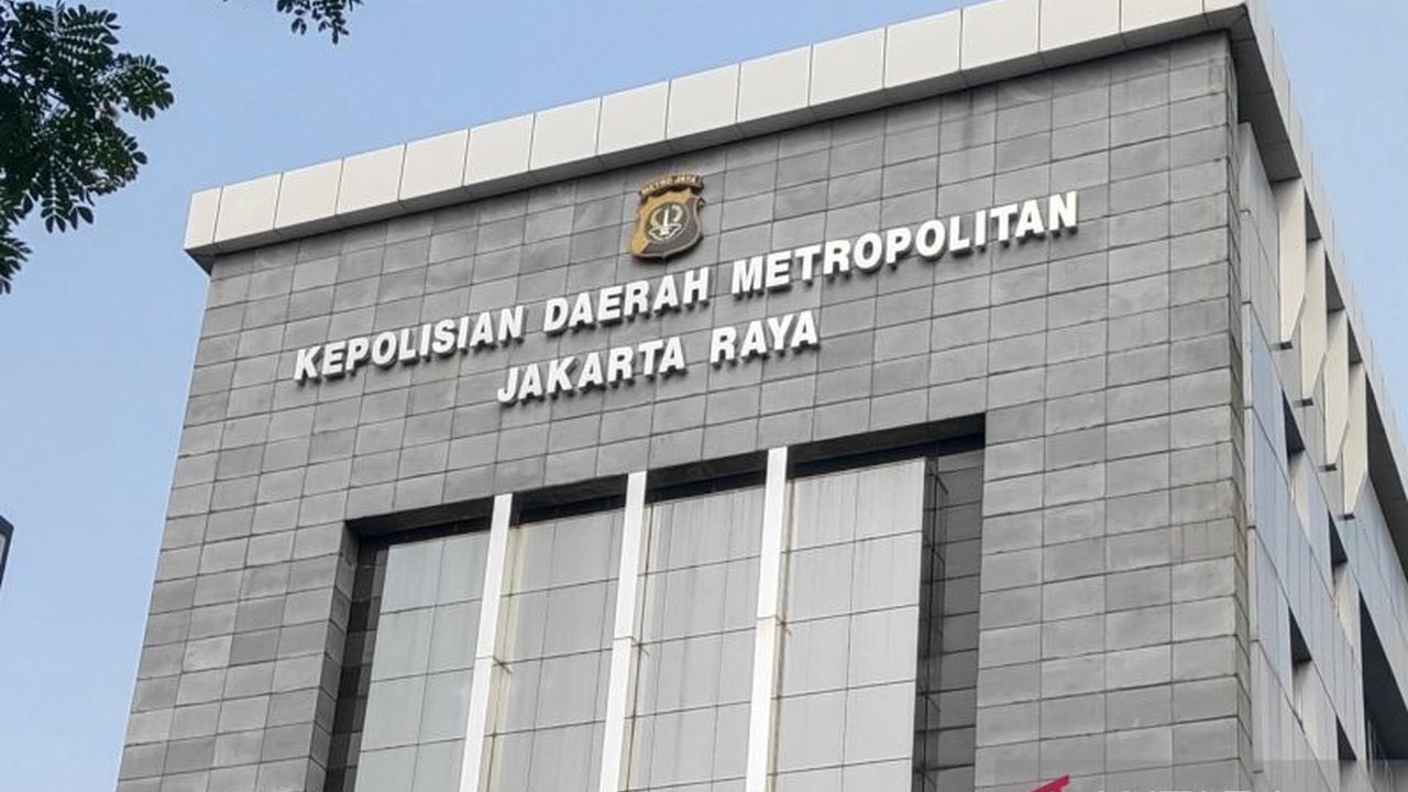 Polda Metro Jaya melakukan rotasi besar-besaran terhadap 543 perwira dari berbagai tingkatan, termasuk 13 Kapolsek. Simak dampak rotasi Polda Metro ini pada pelayanan masyarakat!