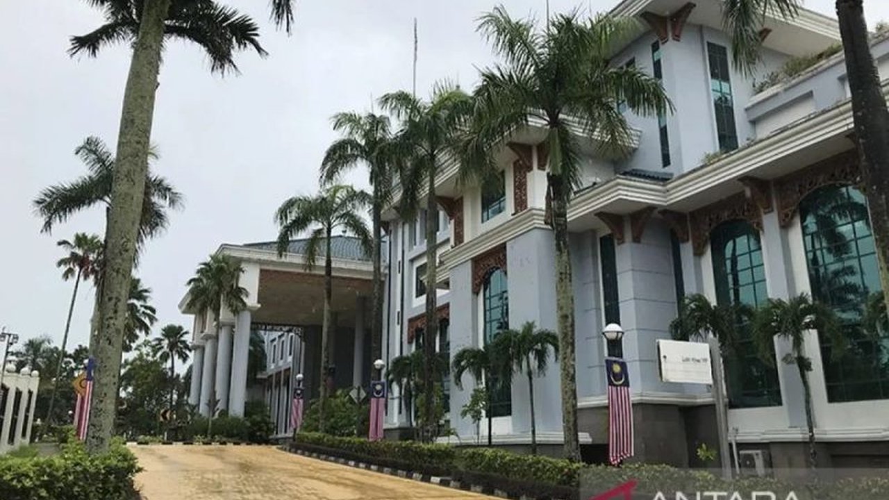 Perdana Menteri Malaysia Anwar Ibrahim akan bertemu Presiden Prabowo Subianto dalam Konsultasi Tahunan Indonesia Malaysia ke-13. Apa saja agenda strategis yang akan dibahas?