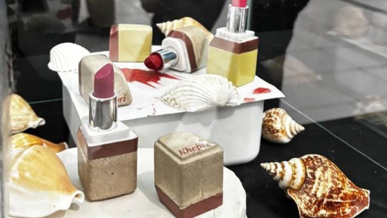 Inovasi menarik! Seorang mahasiswa ISI Padang Panjang berhasil menyulap limbah kerang menjadi kemasan lipstik mewah. Temukan bagaimana Kemasan Lipstik Limbah Kerang ini jadi solusi berkelanjutan.