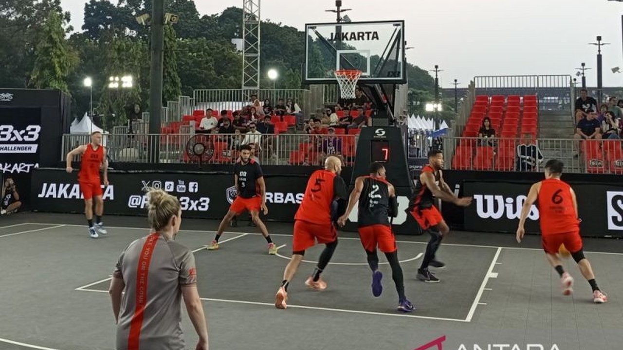 Tim Lugano 3x3 dari Swiss berhasil mengamankan tiket semifinal FIBA 3x3 Challenger Jakarta usai menaklukkan Chongming 21-17. Akankah mereka jadi juara?