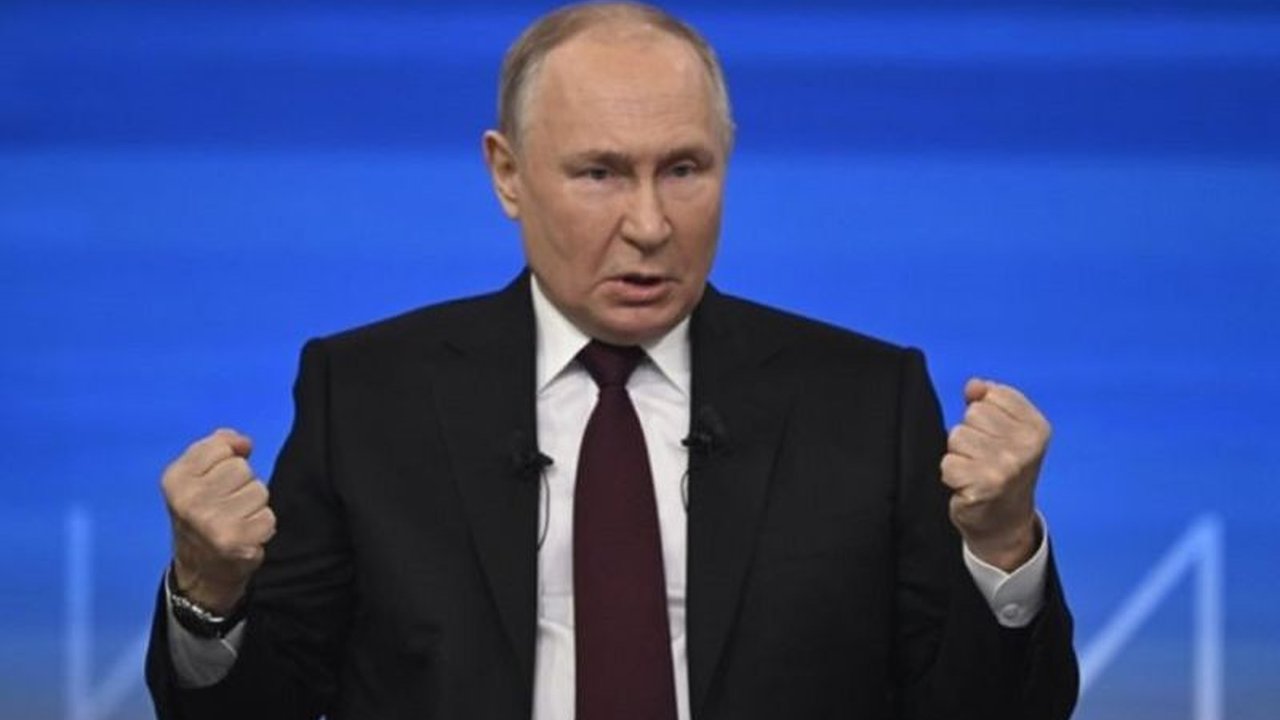Presiden Putin menjelaskan tujuan Latihan militer Badai Juli Angkatan Laut Rusia untuk menangkis serangan laut, melibatkan ribuan personel dan ratusan kapal di berbagai samudra. Simak detailnya!