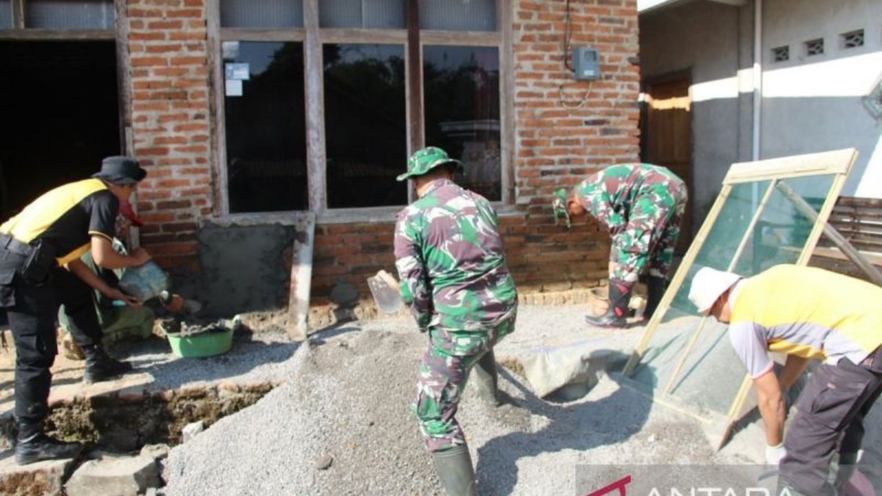 TNI dan Polri bersinergi merehabilitasi Rumah Tidak Layak Huni (RTLH) di Temanggung, Jawa Tengah, melalui program TMMD ke-125. Ini bukan sekadar pembangunan fisik, melainkan upaya membangun harapan baru bagi warga prasejahtera.