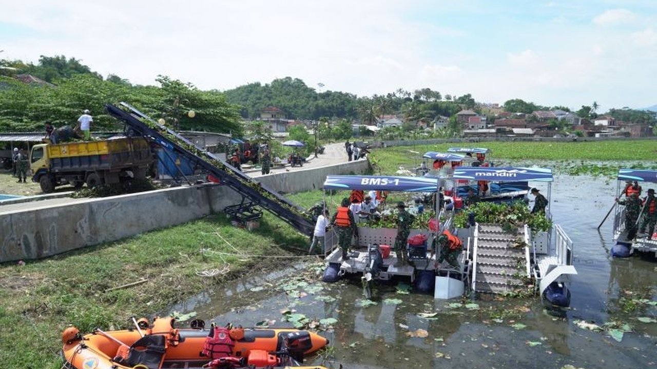 TNI AD mengerahkan Ponton-Conveyor inovasi Puspalad untuk membersihkan Situ Bagendit dari gulma dan sampah. Bagaimana teknologi ini membantu pemulihan danau vital Garut?