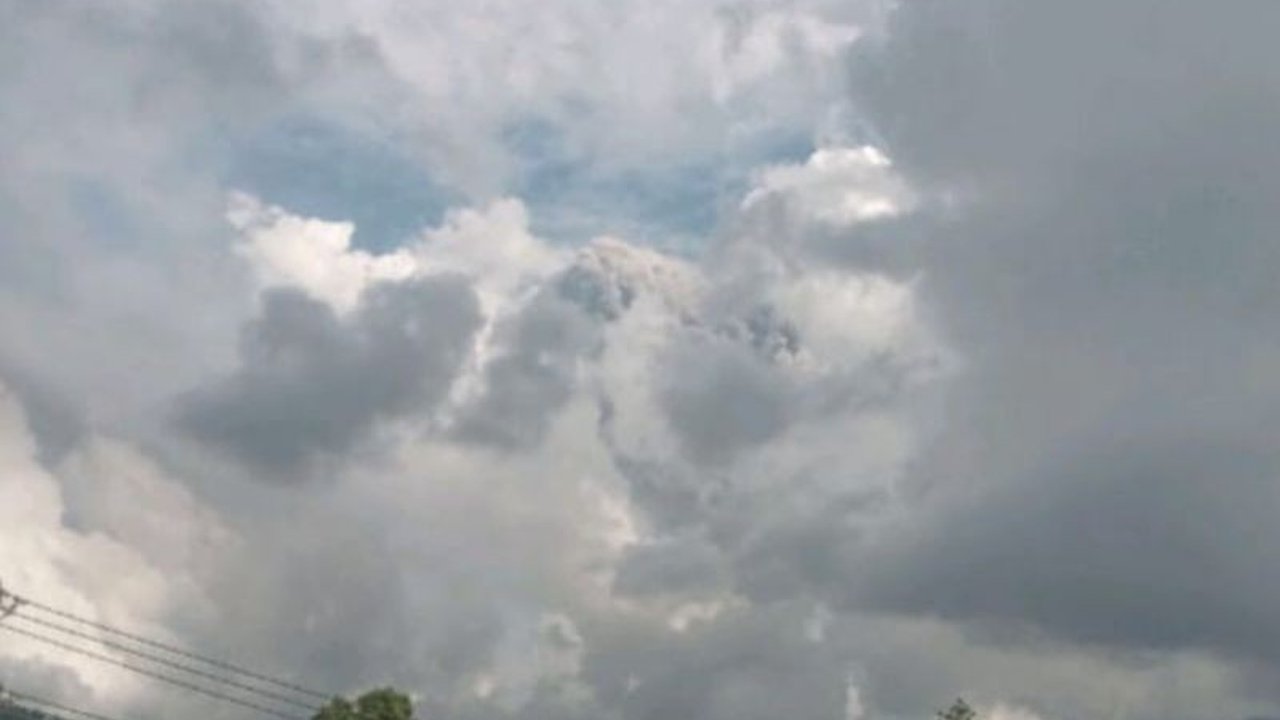 Gunung Dukono di Halmahera Utara kembali erupsi, menyemburkan abu vulkanik setinggi 3.500 meter. Simak imbauan penting bagi warga sekitar dan wisatawan terkait Erupsi Gunung Dukono.
