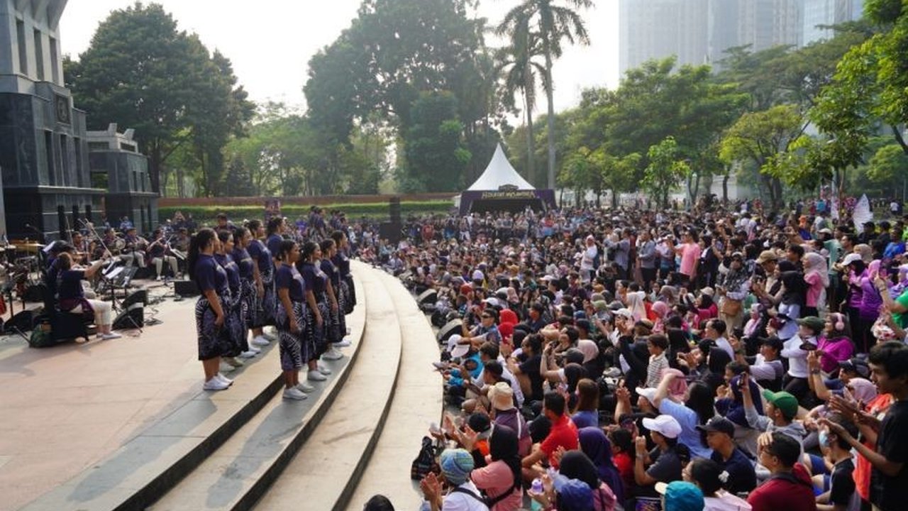 Pagelaran Sabang Merauke, pertunjukan kolosal yang melibatkan ratusan seniman, sukses menghibur warga di Car Free Day Sudirman, Jakarta, jelang pementasan utama Agustus.