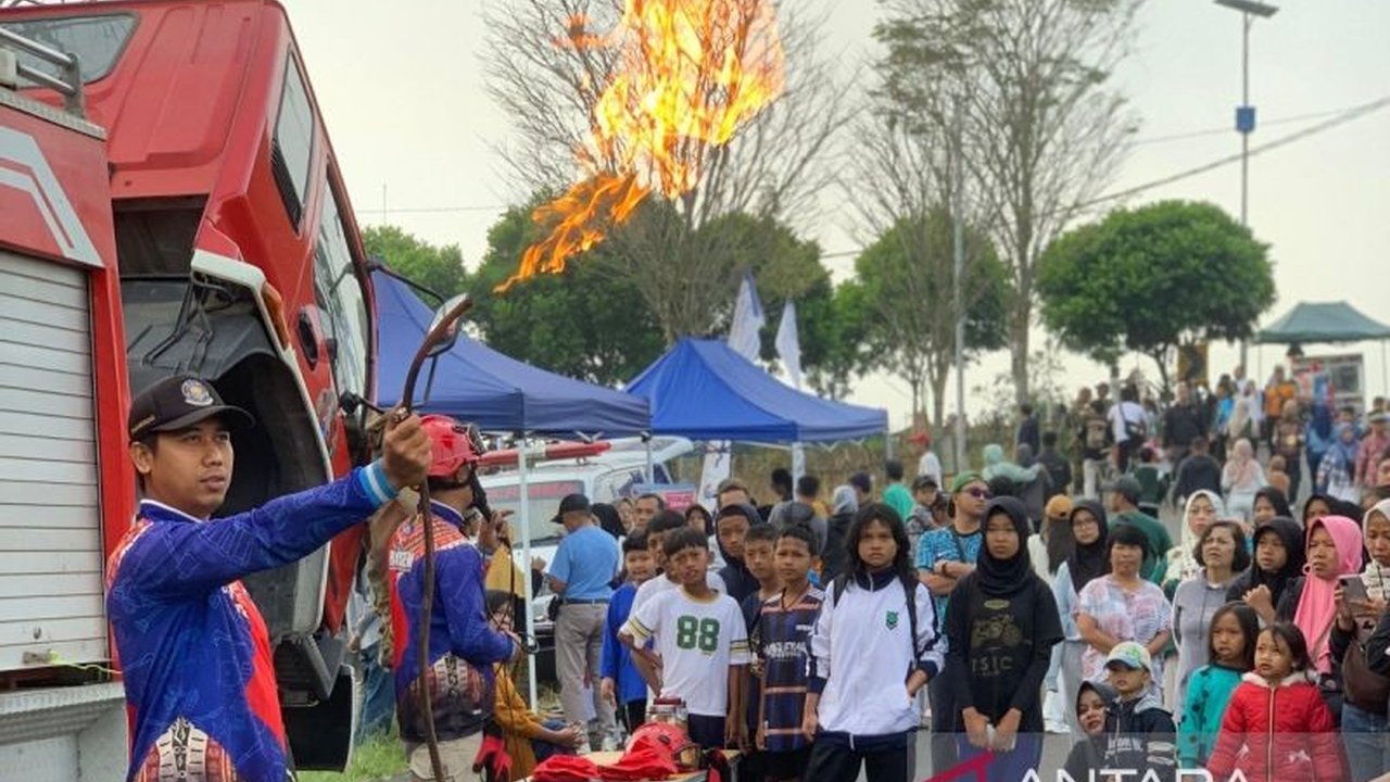 Damkar Temanggung menggelar kegiatan unik di CFD Ngadirejo, menghadirkan flying fox yang ternyata punya tujuan edukatif penting. Simak selengkapnya!