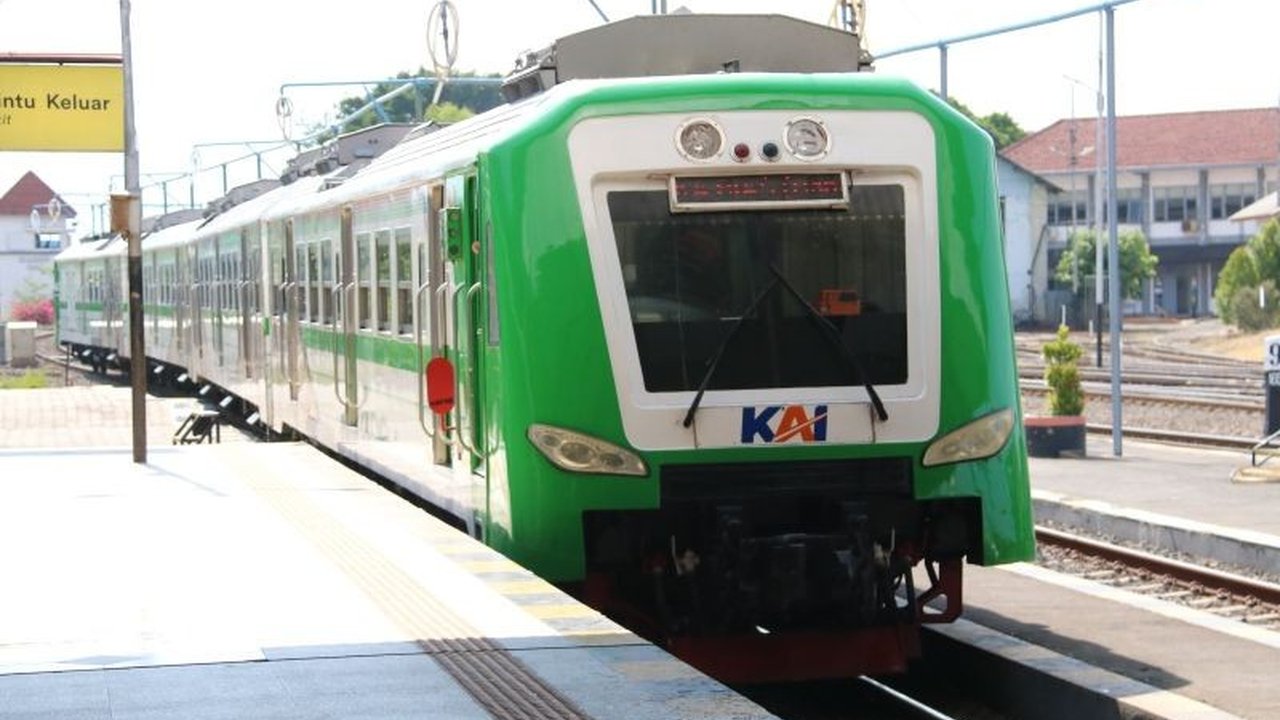 KA BIAS Madiun mencatat pencapaian luar biasa dengan mengangkut 153.254 penumpang di semester I 2025. Temukan bagaimana KA ini menjadi solusi transportasi andal!