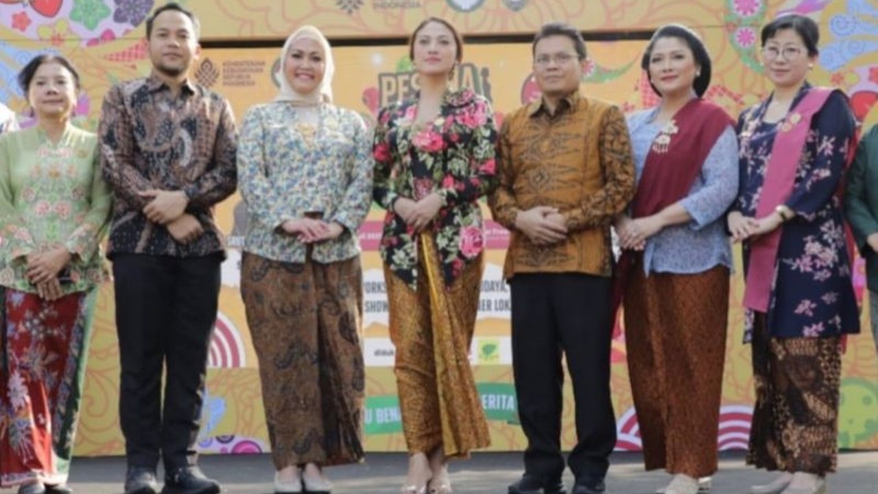 Kementerian Kebudayaan mengajak masyarakat menghidupkan Kebaya Identitas Bangsa setelah ditetapkan UNESCO. Simak bagaimana perayaan perdana Hari Kebaya Nasional berlangsung meriah!