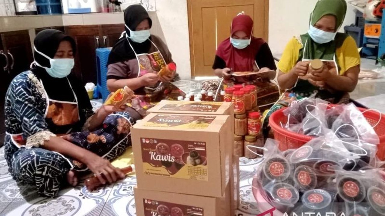 Rumah BUMN (RB) Rembang berhasil membina UMKM herbal Kelompok Wanita Tani (KWT) Annisa hingga menembus pasar nasional, meraih omzet fantastis lebih dari Rp100 juta per tahun. Simak kisah suksesnya!