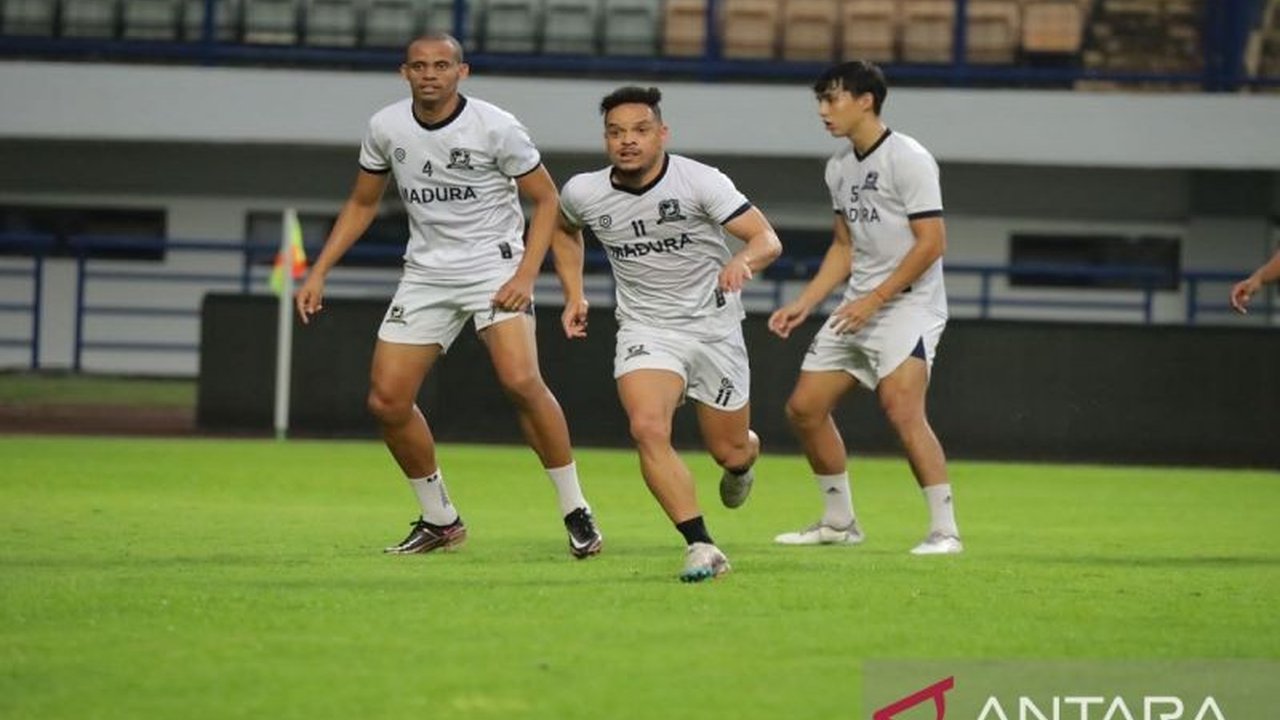 Madura United serius berburu bek asing baru demi memperkokoh pertahanan jelang BRI Super League 2025/2026. Siapa incaran Laskar Sape Kerrab?