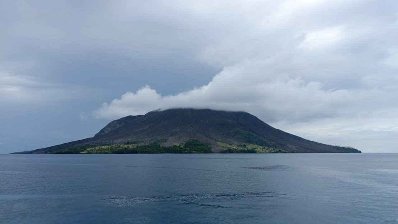 Badan Geologi imbau warga patuhi radius bahaya Gunung Ruang di Sitaro, Sulawesi Utara. Ketahui mengapa radius 2 KM sangat krusial dan potensi bahaya yang mengintai.