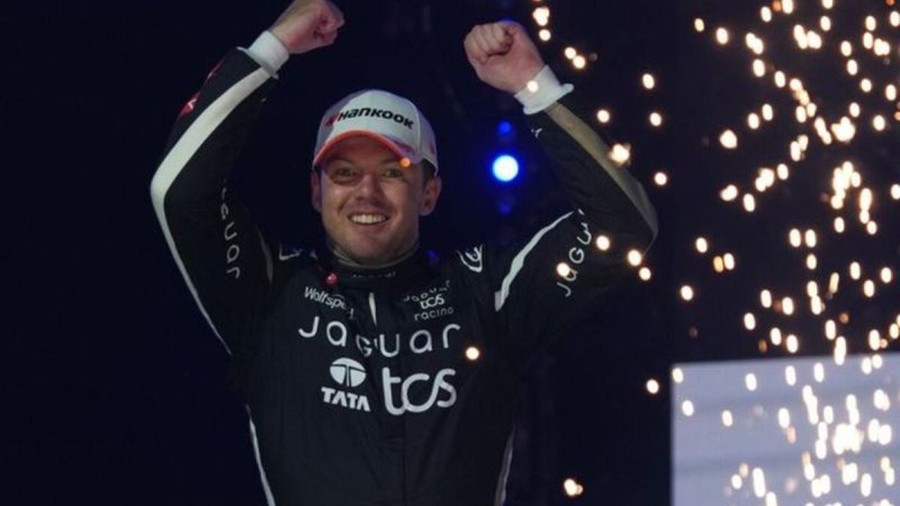 Pembalap Jaguar TCS Racing, Nick Cassidy, mencetak sejarah dengan kemenangan beruntun di Formula E London E-Prix 2025. Simak detail balapan penutup musim yang penuh kejutan ini!
