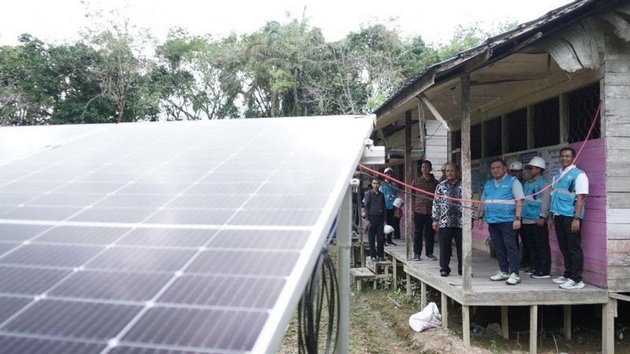 PLN UID Kalselteng sukses memasang SuperSUN, solusi Listrik Tenaga Surya inovatif, di SDN Penda Barania 1, sebuah sekolah di daerah 3T yang terpencil di Kalteng.