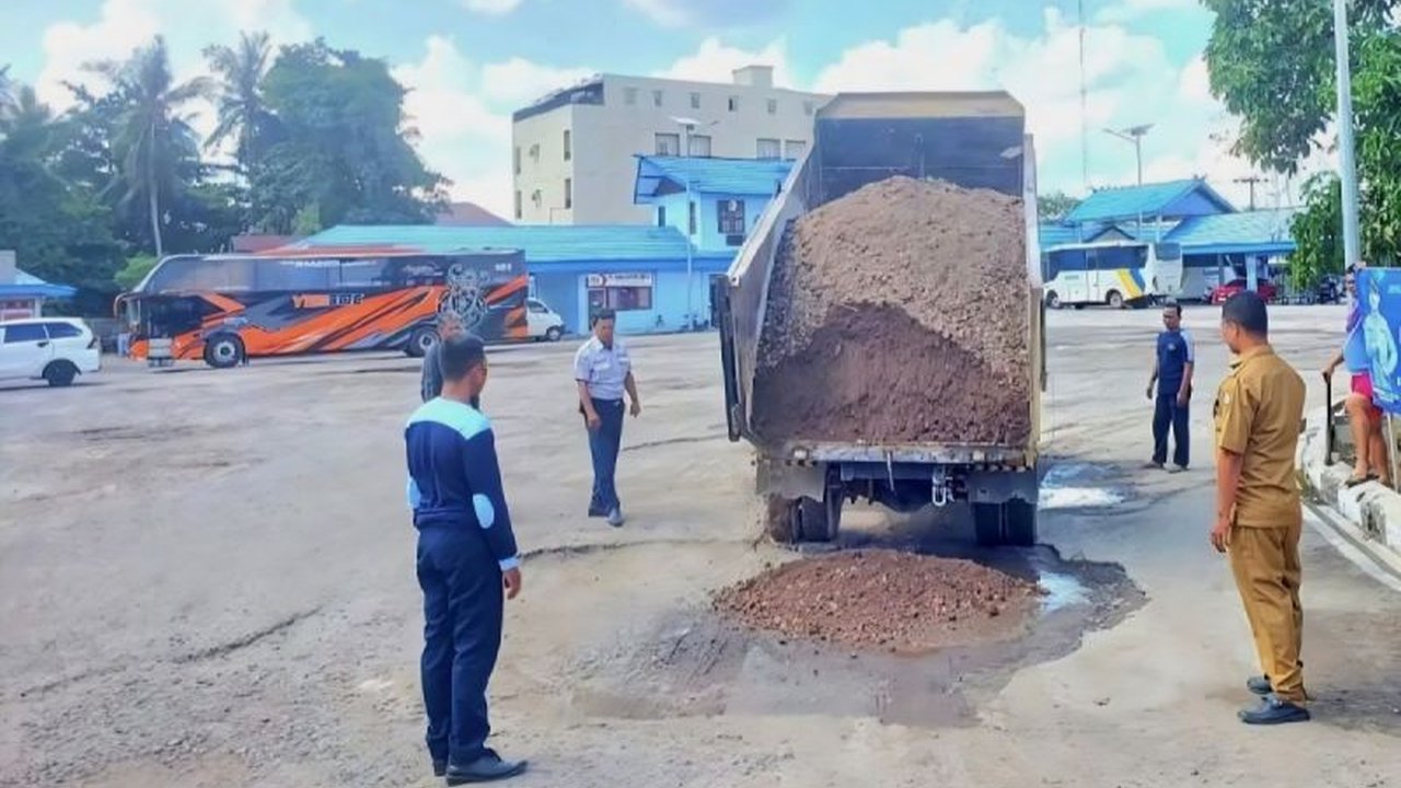 Pemerintah Kabupaten Kotawaringin Timur berkolaborasi dengan pengusaha bus untuk memperbaiki kerusakan parah di Terminal Patih Rumbih Sampit, mengatasi kendala anggaran.