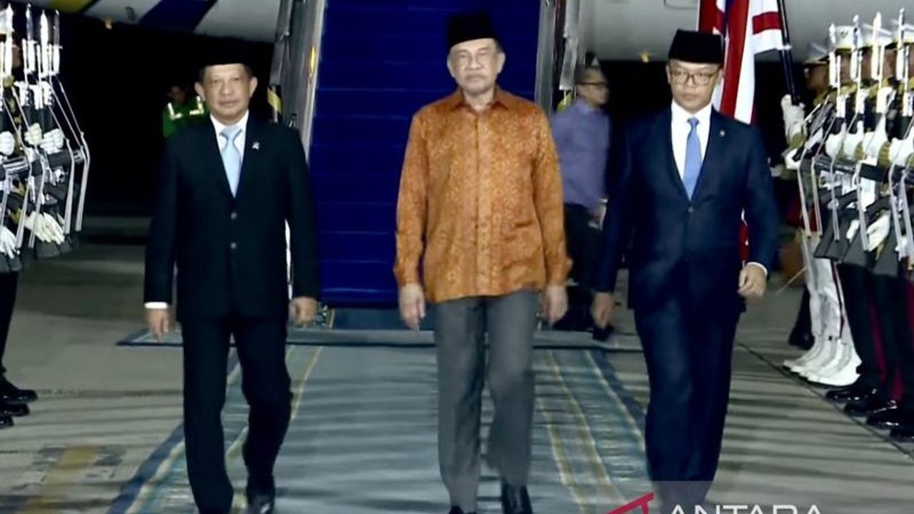 Perdana Menteri Malaysia Anwar Ibrahim telah tiba di Jakarta untuk Konsultasi RI-Malaysia ke-13 dengan Presiden Prabowo, membahas kerja sama perbatasan hingga teknologi. Apa saja yang akan disepakati?