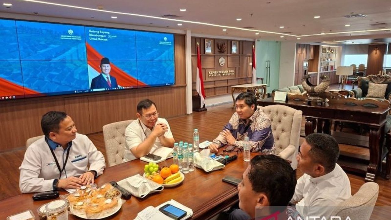 Menteri PKP Maruarar Sirait menegaskan negara harus kalahkan rentenir di sektor perumahan. Simak bagaimana program Pembiayaan Mikro Perumahan menjadi solusi inovatif!