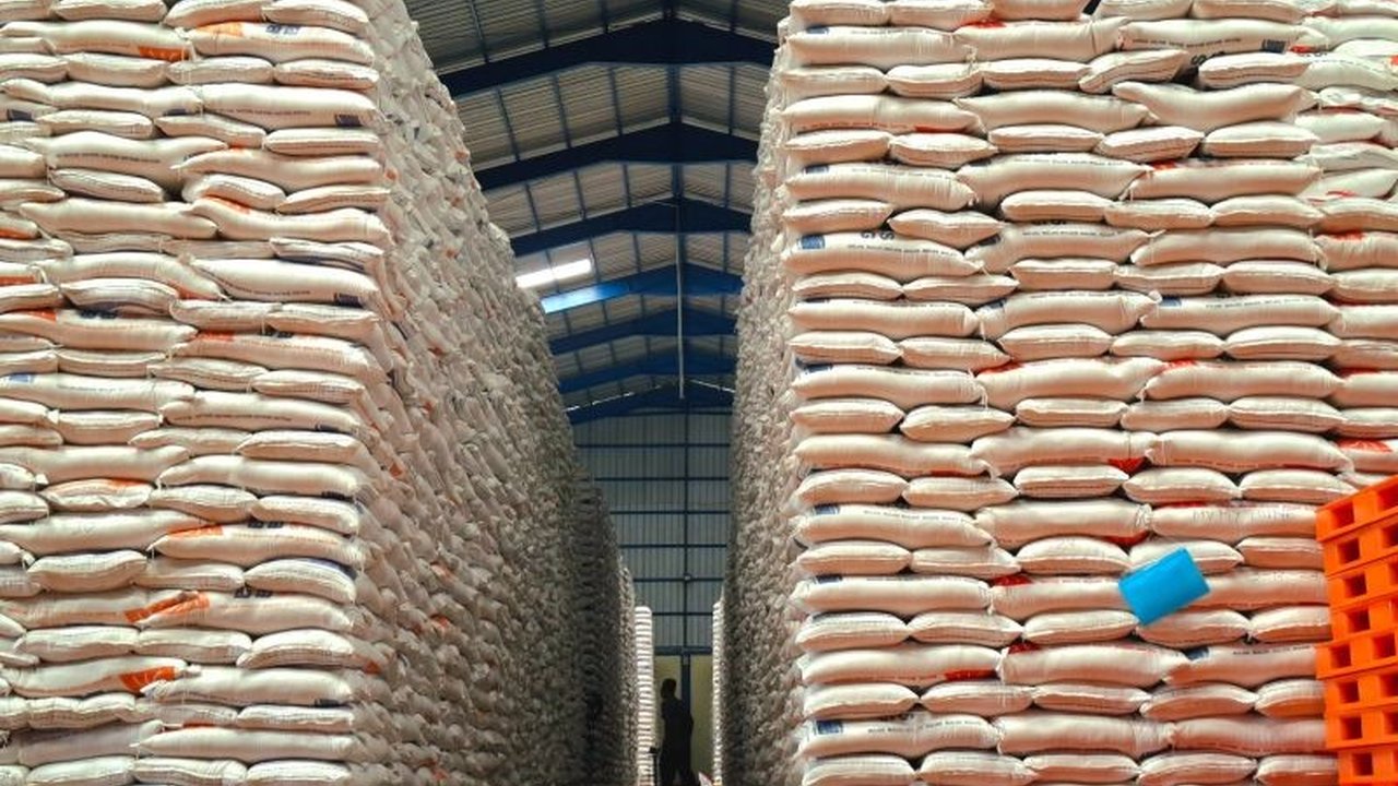 Perum Bulog Lampung menetapkan kuota beras SPHP dua ton per Koperasi Desa Merah Putih. Simak bagaimana langkah ini menjaga stabilitas harga pangan di daerah!