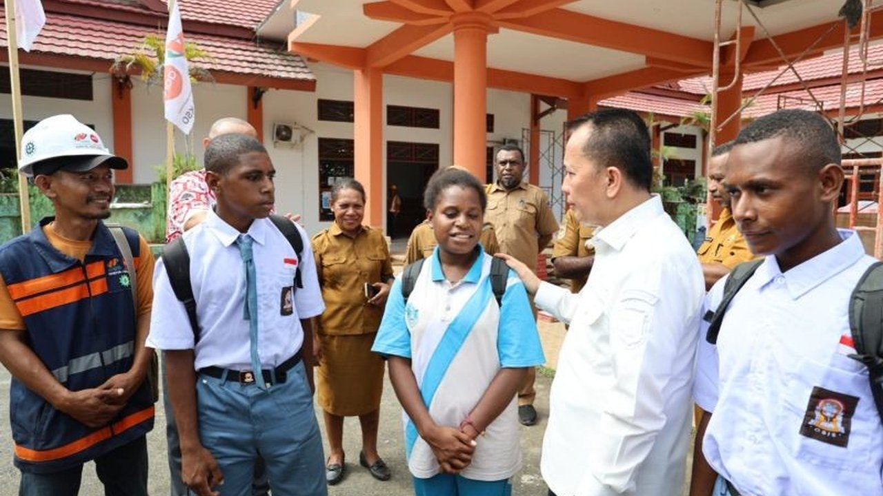 Pj Gubernur Papua, Agus Fatoni, mengungkapkan peran vital Sekolah Rakyat Papua dalam mencetak SDM unggul. Ketahui bagaimana sistem asrama membantu akses pendidikan di wilayah sulit.