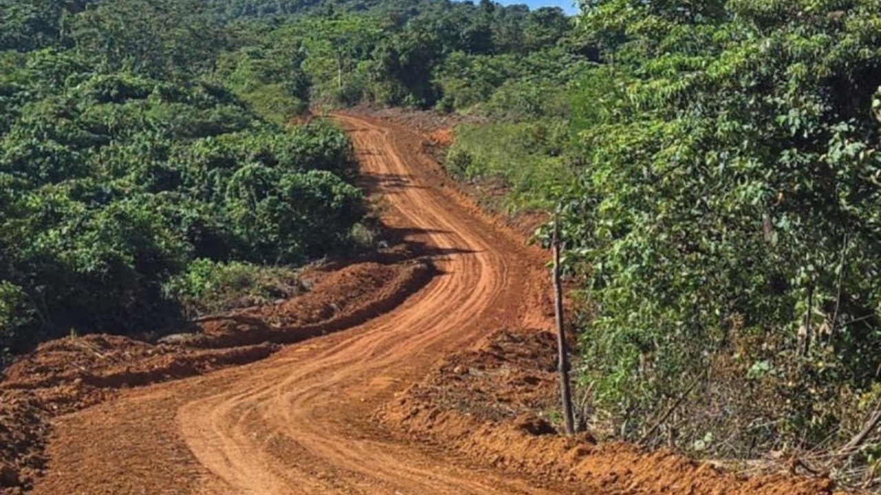 Pemkab Banjar melalui Dinas PUPRP merampungkan proyek rehabilitasi jalan poros Desa Remo Banjar, memangkas waktu tempuh warga secara signifikan dan meningkatkan mobilitas.