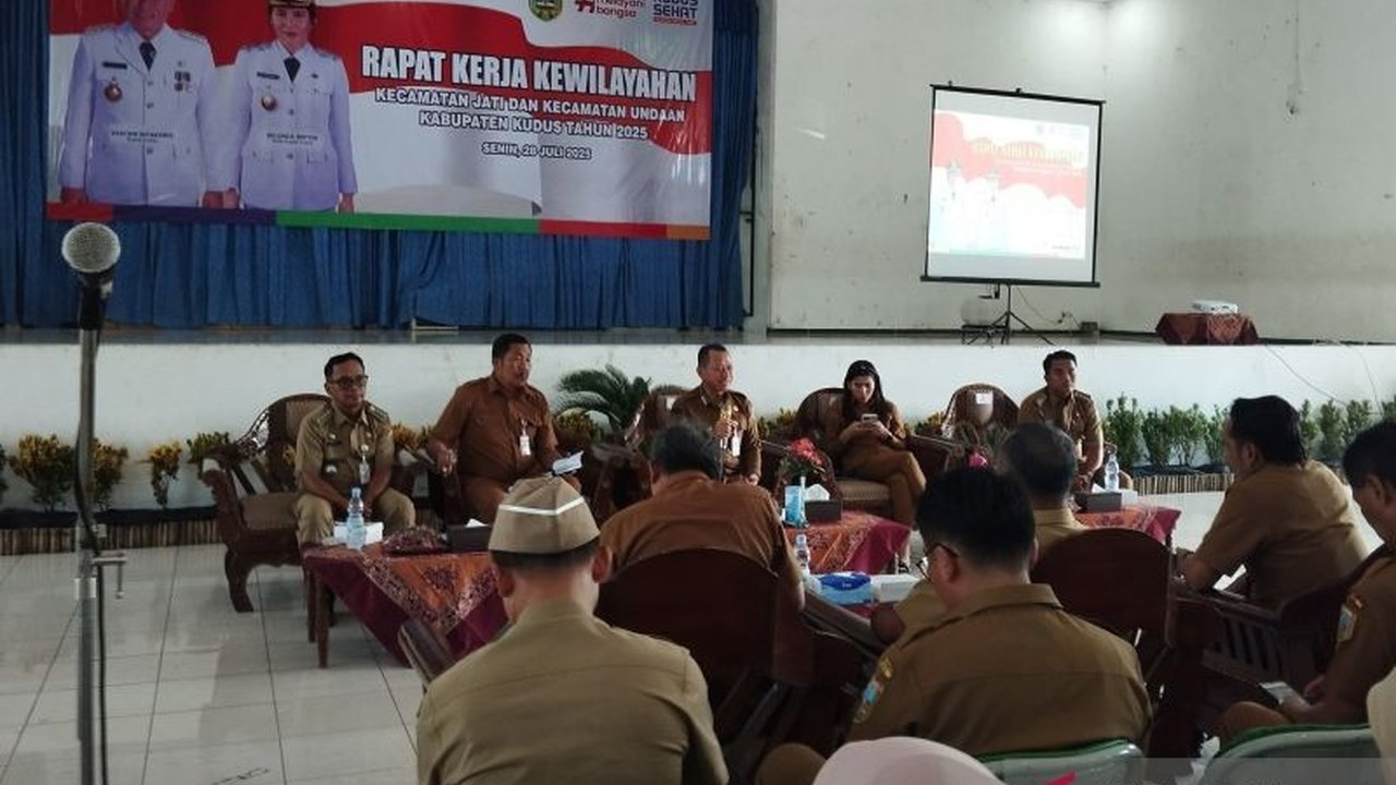 Bupati Kudus Sam’ani Intakoris mewajibkan ASN dan penerima HKGS menjadi anggota Kopdes Merah Putih. Kebijakan ini bertujuan memperkuat permodalan koperasi, namun bagaimana sanksi bagi yang menolak?