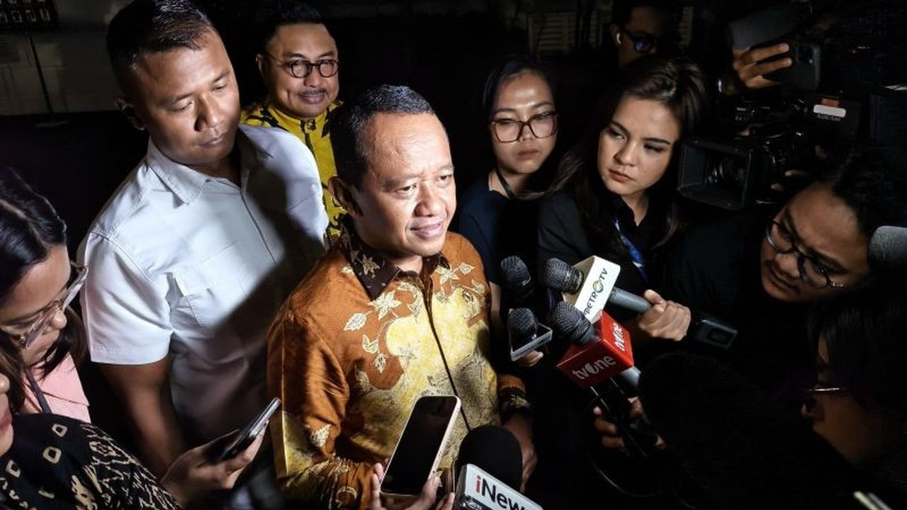 Ketua Umum Partai Golkar, Bahlil Lahadalia, menyoroti dampak negatif Pilkada Langsung, termasuk konflik horizontal dan perceraian. Golkar kini mengkaji opsi pemilihan kepala daerah via DPRD. Mengapa demikian?