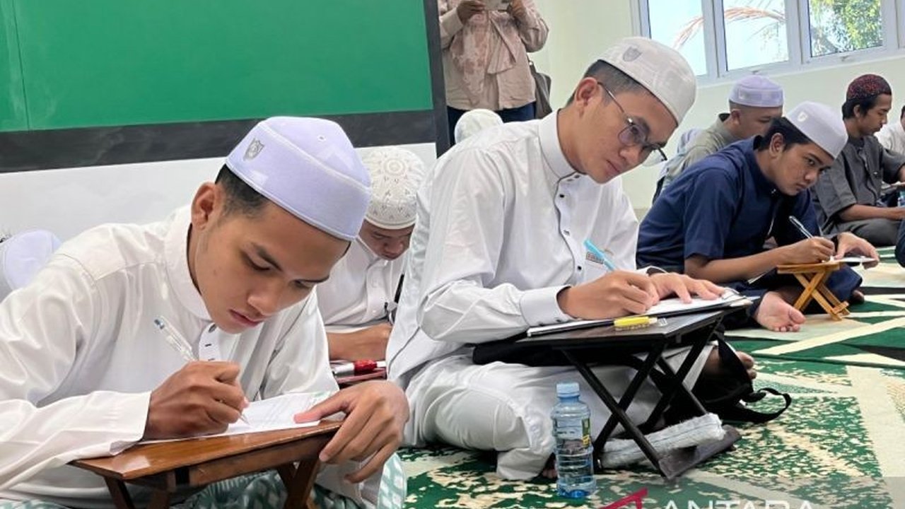 Puluhan santri di Banjarmasin bersaing ketat memperebutkan beasiswa Timur Tengah yang terbatas. Siapa yang akan lolos ke Al-Azhar atau Yaman?