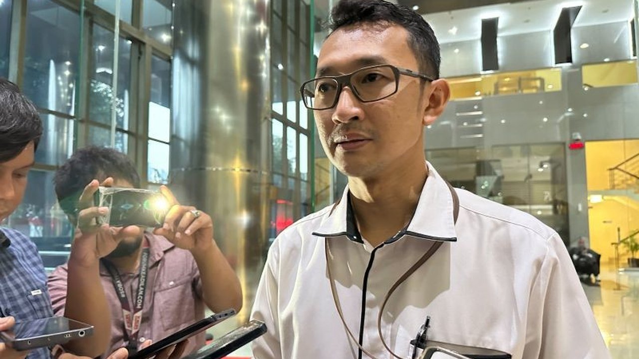 Komisi Pemberantasan Korupsi (KPK) akan segera memproses tersangka Donny Tri Istiqomah ke tahap berikutnya. Simak alasan di balik penanganan kasus Harun Masiku yang berlarut-larut ini.