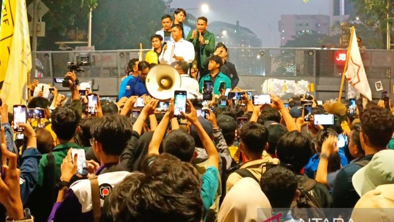 Wamensesneg Juri Ardiantoro menemui massa aksi BEM SI di Monas, Senin petang. Pertemuan ini menarik perhatian publik karena dilakukan langsung di tengah kerumunan.